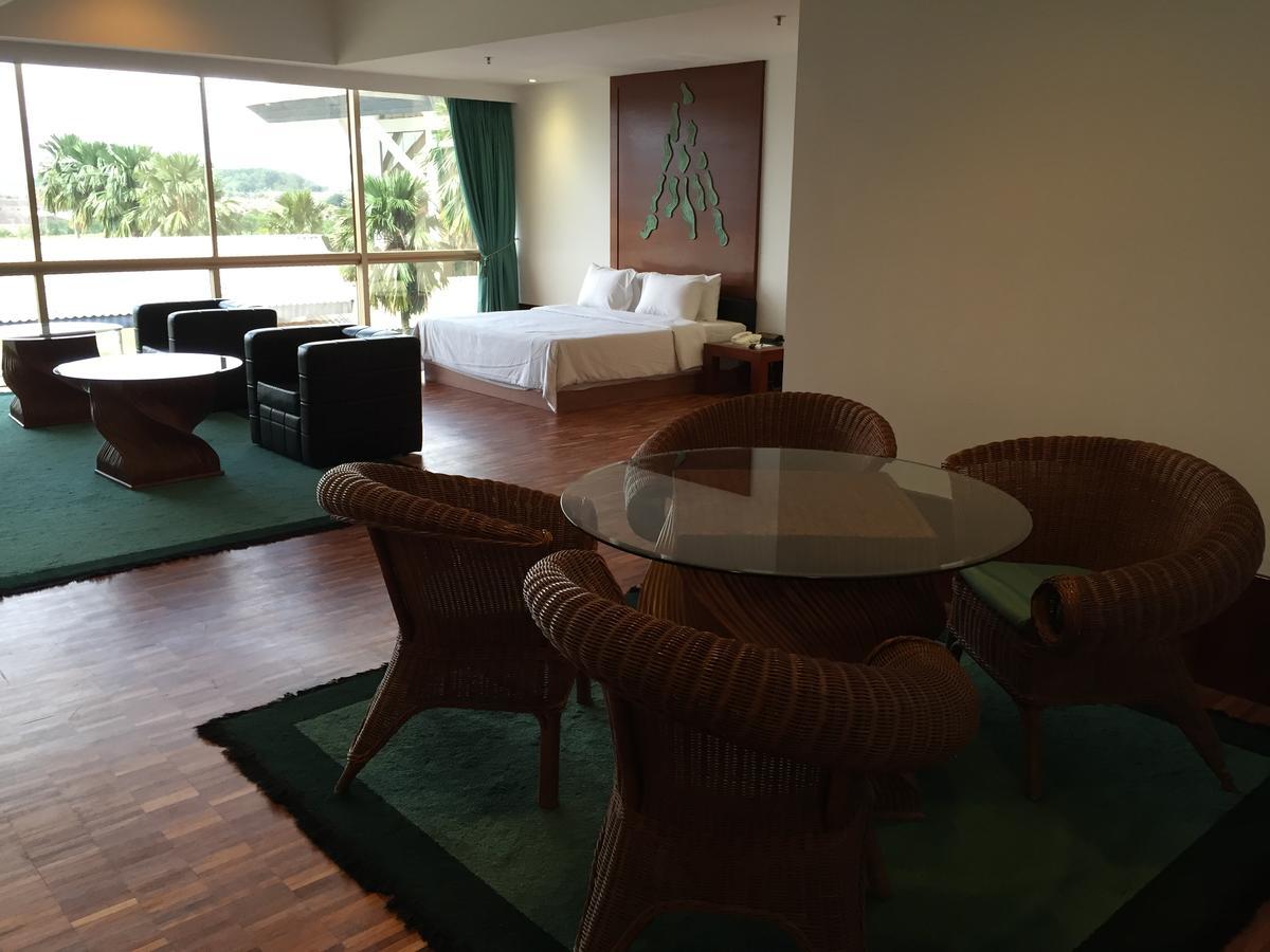 Austin Heights Golf & Hotel Resort Johor Bahru Exterior foto
